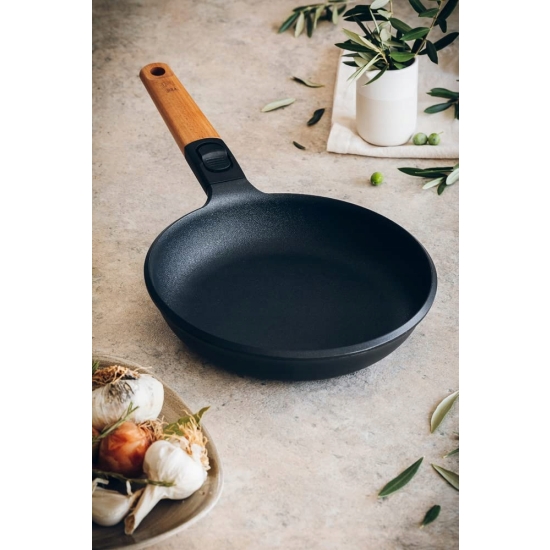 Patelnia tradycyjna Isogona 22 cm aluminiowa